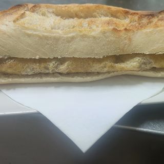 Bocadillo De Tortilla Francesa Con Jamón