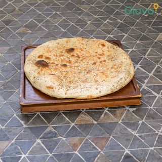 Focaccia cu usturoi, pesto și migdale