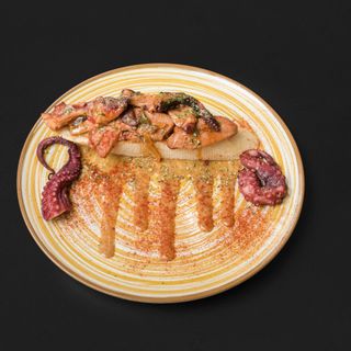 Pincho de pulpo en salsa de ostras y tomate