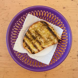 Филийка на скара със зехтин Extra virgin и шарена сол