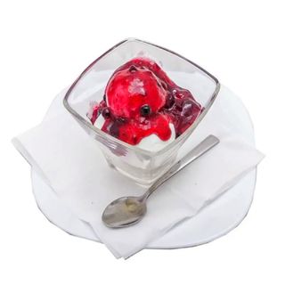 Цедено мляко със сладко от боровинки