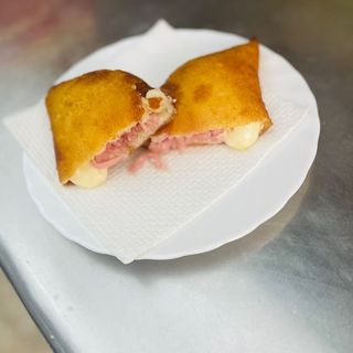 Empanada De Jamón Y Queso