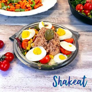 Insalatona con uova sode, tonno, olive verdi, mais e pomodoro