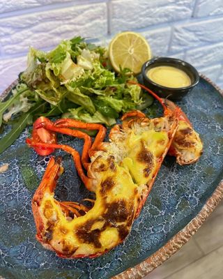 Лобстер запеченний у сирному соусі