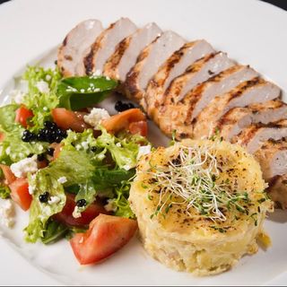 Ароматна куряча грудка на грилі, з гратеном із картоплі та салатом з бринзи