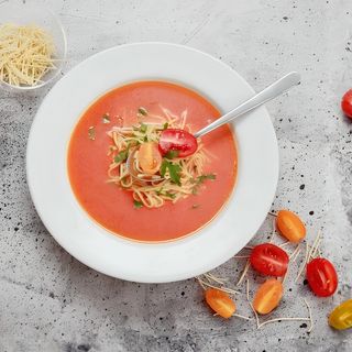 Domowa zupa pomidorowa z warzywami i makaronem