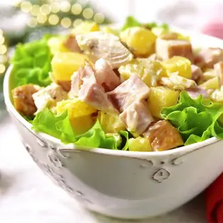 Ensalada César Con pollo, queso, cebolla crujiente y salsa césar para 2