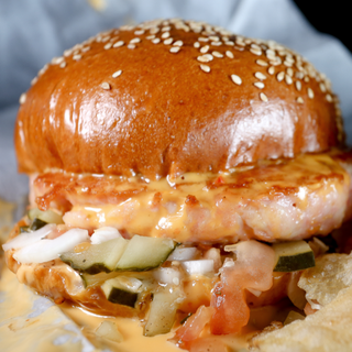 DOBLE SPLASH BURGER DE POLLO con PATATAS FRITAS