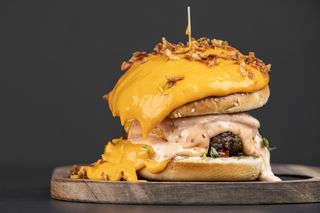 Cheesburger in stil Garrison cu cartofi dulci