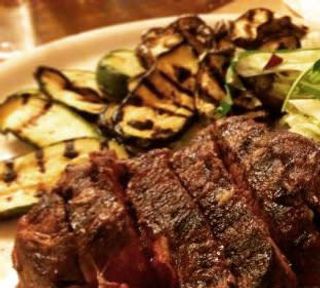 Tagliata di manzo con rucola e grana e verdure grill