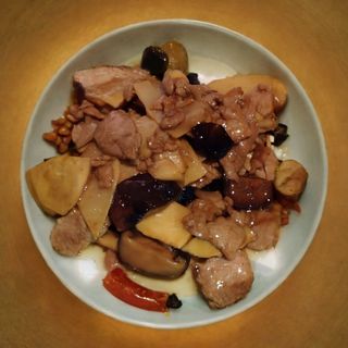 Cerdo Con Bambú Y Setas Chinas