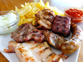 Miješano meso s prilogom