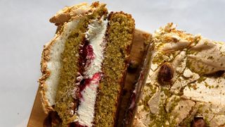 Фисташковый пирог с малиной S