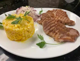 Meniu ceafa de porc ,cartofi prăjiți orez și salata de varza 