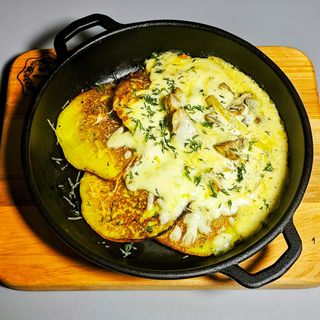 Деруни з грибним соусом