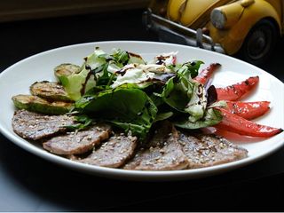 Салат з телятиною та овочами гриль (220г)