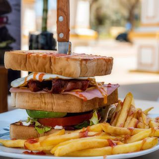 Sándwich Club Clásico