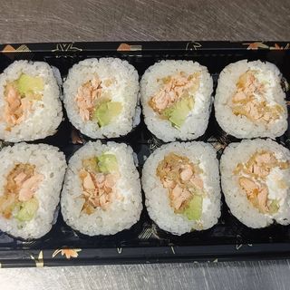 F41 futomaki con salmone fritto