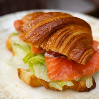 Круассан с нежным лососем и слив. сыром