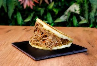 Arepa carne mechada
