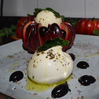 Ensalada de Tomate Azul y Burrata