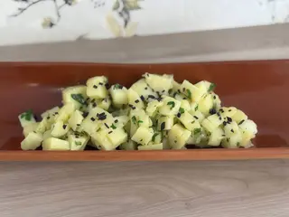 Papas aliñada con virutas de mojama