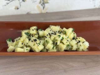 Papas aliñada con virutas de mojama