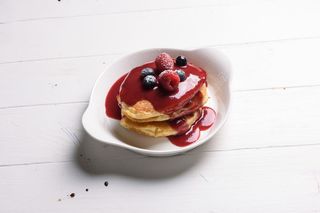 Панкейки с ягодным соусом