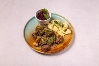 Wątróbka drobiowa z jabłkiem i cebulą