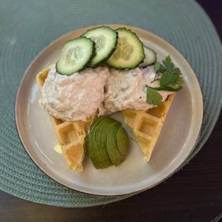 Gofr z pastą z tuńczyka