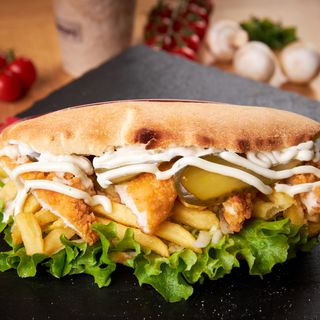 Panini cu snitel de pui si cartofi prăjiți