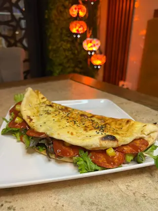 Pizza sendvič goveđi kulen+Bubble Waffle nutela