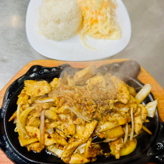 Kurczak na gorącym półmisku