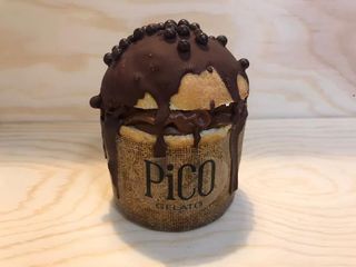 Panettoncino ripieno di gelato fondente