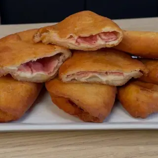 Panzerotto con Pomodoro, Mozzarella e Prosciutto