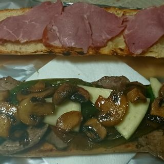 Bocadillo de ternera, pimientos ,setas ,queso y jamon serrano-grande