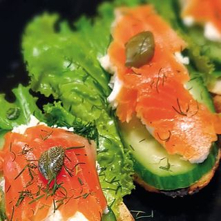 Брускети със сьомга (200г)