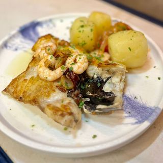 Cogotes De Merluza Al Ajillo Con Langostinos