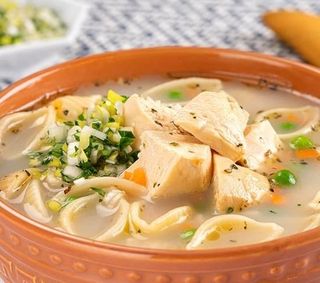 Sopa de fideos y pollo