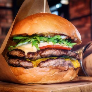 Hamburguesa Duomos doble Trufada con bebida 330 ml y patatas clásicas.