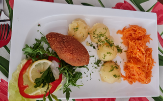 De volaile  z masłem ,  ziemniaki, surówka z białej kapusty