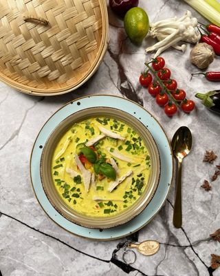 Tom Ka z kurczakiem lub krewetkam, lekko pikantna