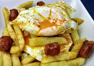 Huevos rotos con chistorra