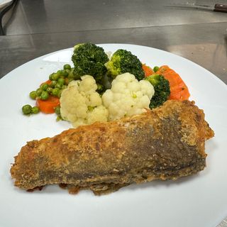 Овочеве рагу та смажена риба хек, хлібчик (400г)