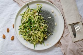 Pastă raw zucchini cu sos pesto