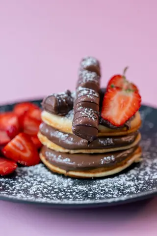 Panqueca Doce com Kinder Bueno e Morangos