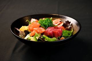 Ensalada de marisco crudo 