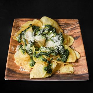 Patate chips con pesto di basilico e cacio