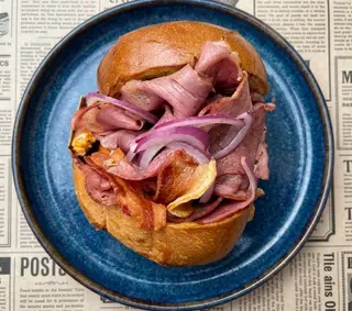 Sándwich Pastrami Spicy Honey