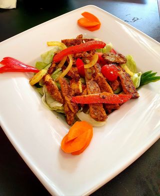  Sałatka z grillowanym kurczakiem